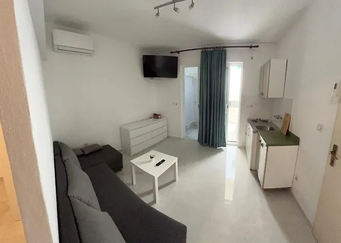With Shared Kitchen 
